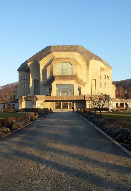 Das Goetheanum in Steiners Sterbeort Dornach (Schweiz) ist der Sitz der Allgemeinen Anthroposophischen Gesellschaft, die bis heute an die Verbreitung von Steiners antiintellektueller Agenda arbeitet. (Foto: © CC0 Public Domain/pixabay.com)