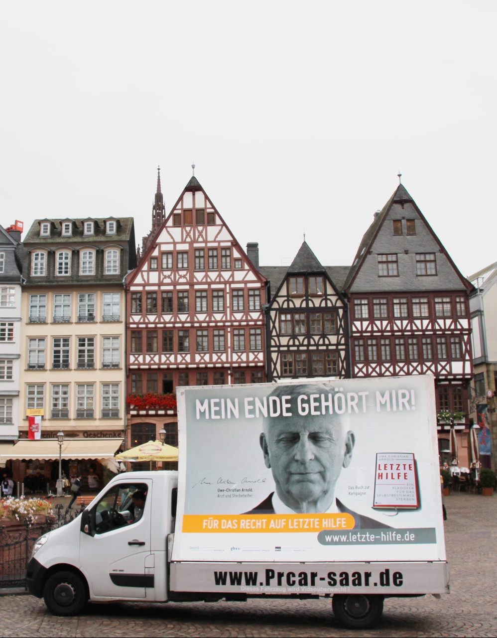 Die politische Forderung sichtbar machen: Ein fahrendes Großplakat in Frankfurt vor dem Römer, Foto: Ronan Dibelius.