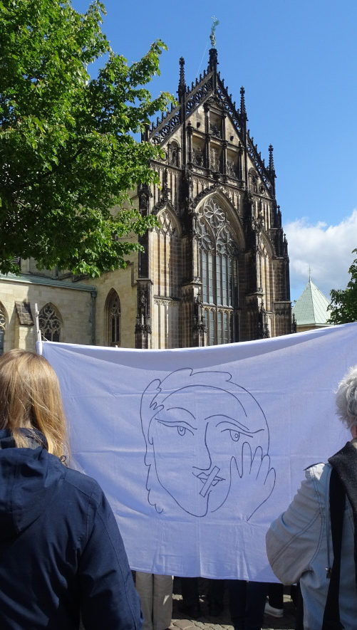 Dass die Rolle von Frauen in der katholischen Kirche dringend überdacht werden muss, finden auch die Aktivistinnen  der katholischen Frauenbewegung Maria 2.0 – hier bei ihrer ersten Aktionswoche im Mai 2019 in Münster, Foto: Daniela Wakonigg