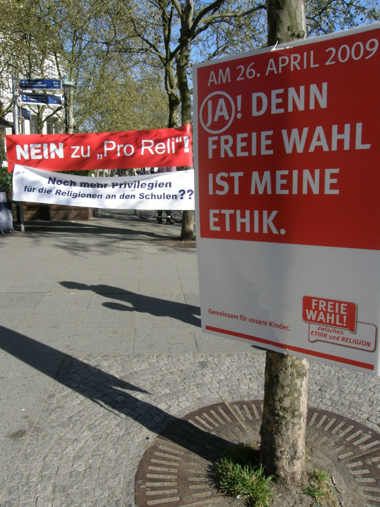 Abstimmungswerbung für und gegen das Volksbegehren „Pro Reli“ in Berlin (2009). (Foto: © Axel Mauruszat / wikimedia commons/ CC BY 2.0 DE)
