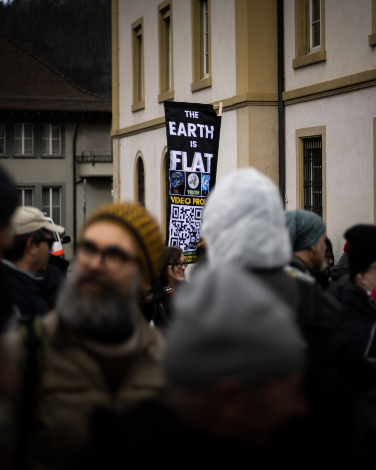 Wissenschaftsskepsis bewegt Menschen unter anderem zu glauben, dass die Erde flach ist. (Foto: © Kajetan Sumila / unsplash.com)