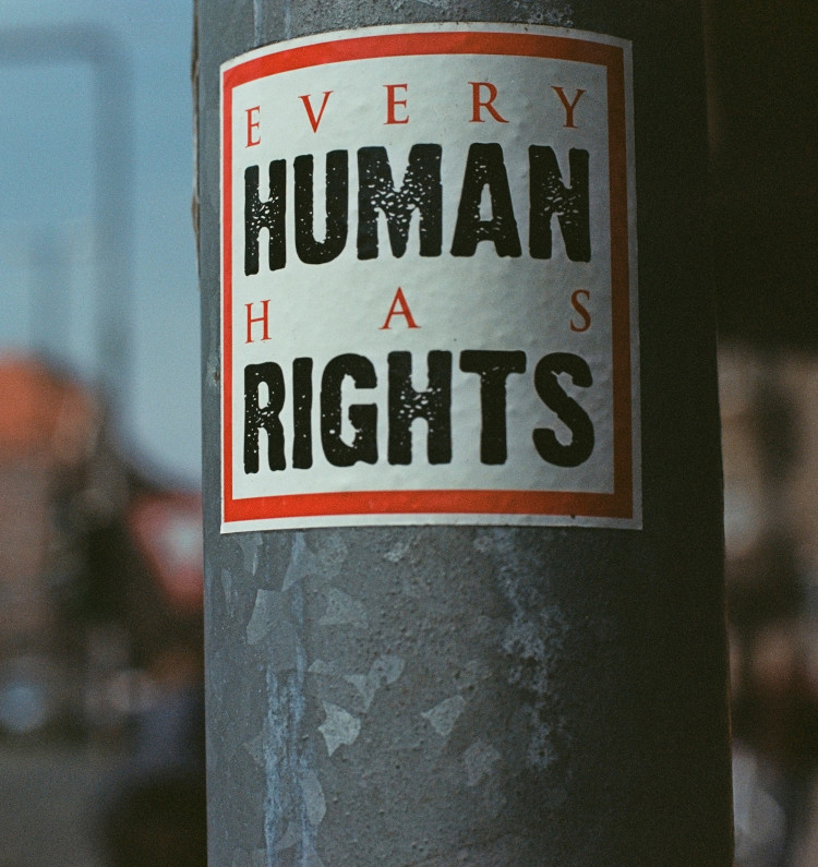 „Jeder Mensch hat Rechte“ (Foto: © Markus Spiske / Unsplash)