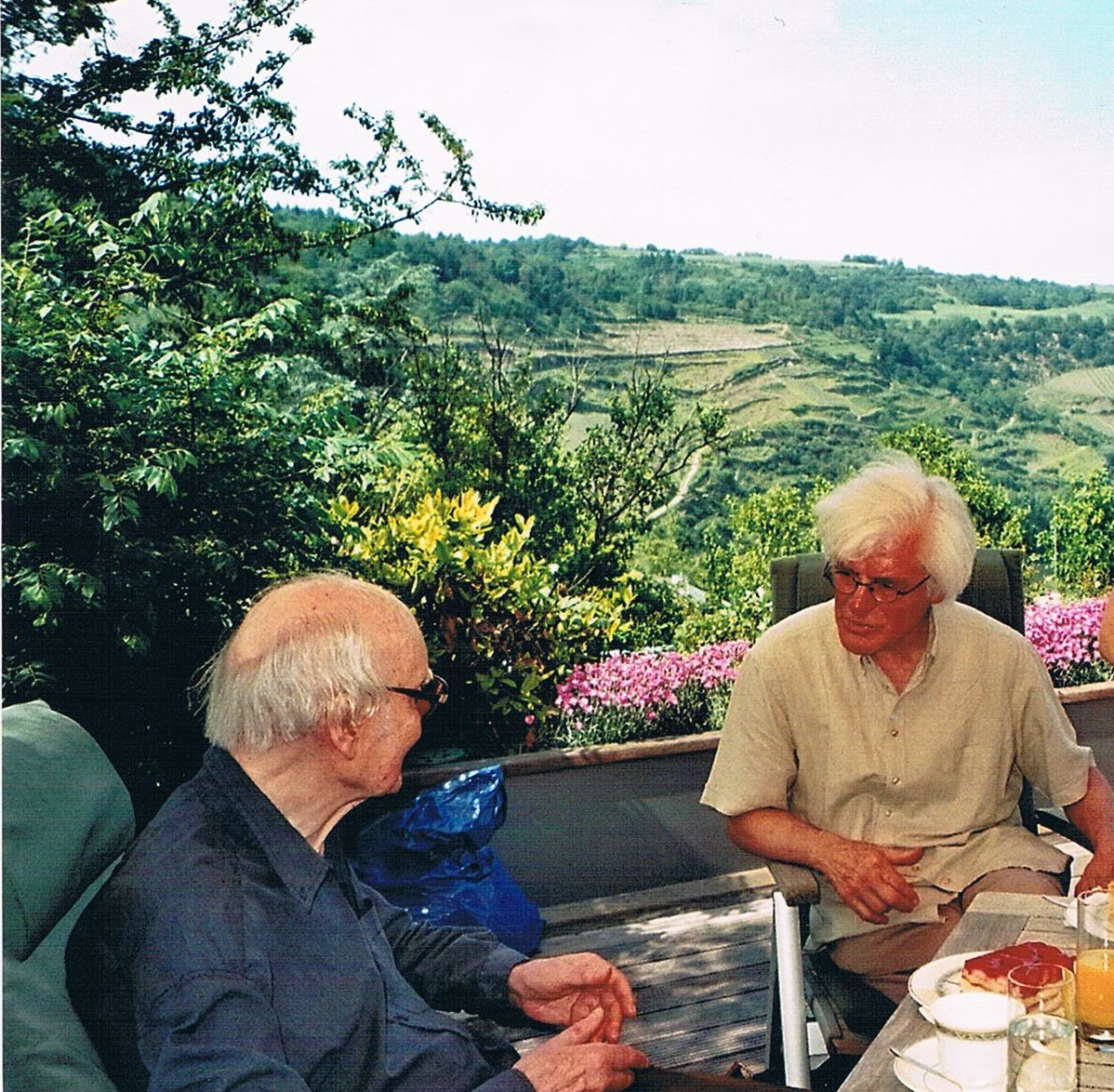 Karlheinz Deschner und Hermann Josef Schmidt auf dem Balkon in „Haus Weitblick“ der Giordano-Bruno-Stiftung, 23. Mai 2012. (Foto: privat)
