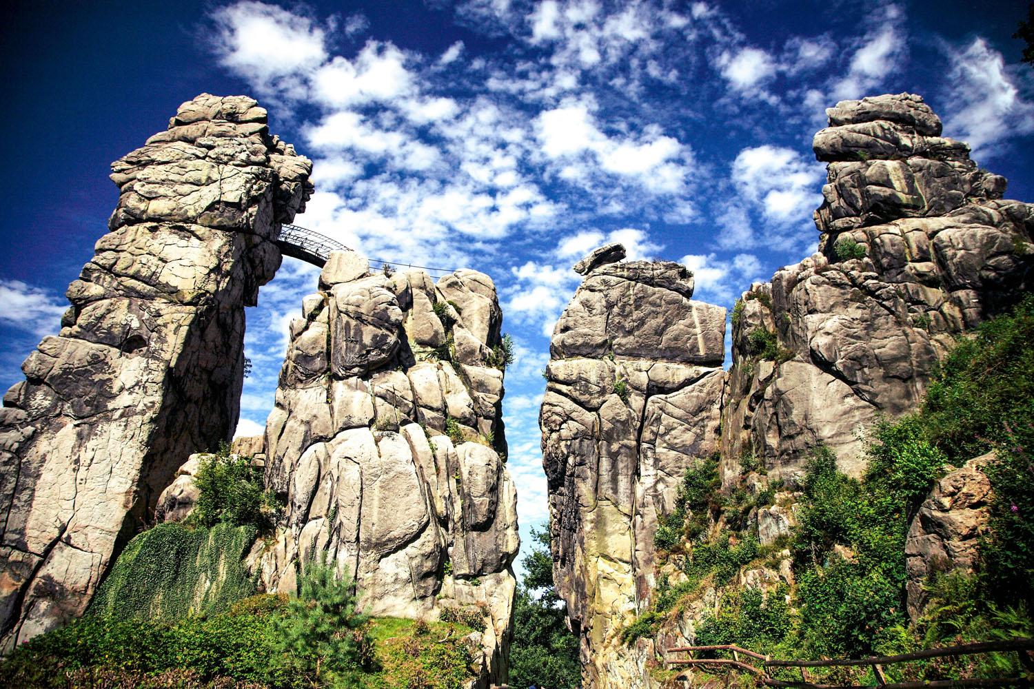 Die Externsteine gelten in völkischen Kreisen als germanisches Heiligtum. Die Flucht in solche Traumwelten hatte im Kaiserreich der Jahrhundertwende Konjunktur, Foto: Markus Spiske / Unsplash