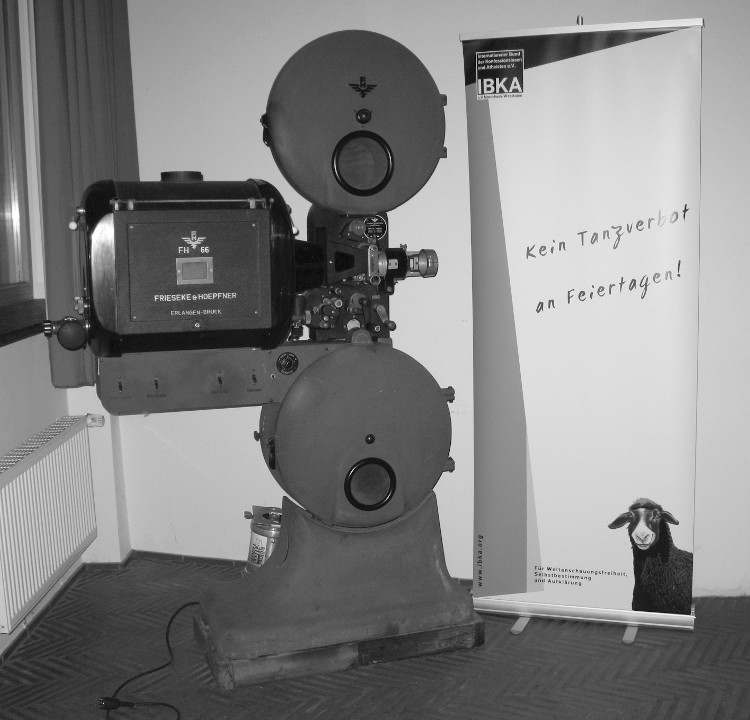 Der IBKA tritt mit seinem Politischen Leitfaden für eine konsequente Trennung von Staat und Kirche ein. Das Foto zeigt eine Religionsfreien Zone an einem Karfreitag im Filmhaus Köln, mit der gegen die Feiertagsgesetzgebung protestiert wurde. (Foto: MIZ)