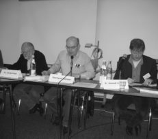 IBKA-MV 2006 – seinerzeit fanden um die Mitgliederversammlung herum fast immer Workshops oder Podiumsdiskussionen statt, auf denen es um eine säkulare Strategie für das 21. Jahrhundert ging. Zu sehen sind (v.l.n.r.) Horst Groschopp, damals Präsident des Humanistischen Verbandes Deutschland (HVD), der mittlerweile verstorbene Gerhard Rampp vom Bund für Geistesfreiheit (bfg) Augsburg und Michael Schmidt-Salomon von der frisch gegründeten Giordano-Bruno-Stiftung. Für den IBKA diskutierte der damalige Vorsitzende Rudolf Ladwig mit, Foto: MIZ