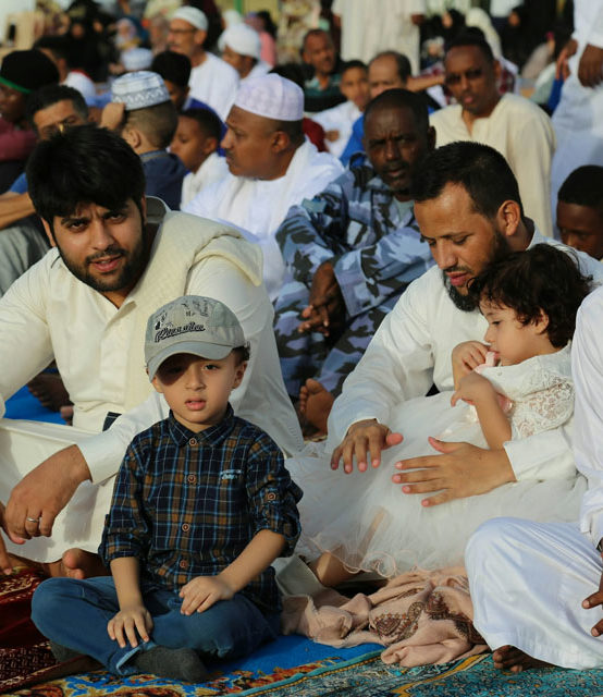 „Muslime“ – sowohl von der rassistischen als auch von der religiösen Rechten werden sie gerne als homogenes Kollektiv gedacht, in dem das Individuum vollständig aufgeht. Über den rhetorischen Umweg eines identitären „Anti-Rassismus“ erheben die konservativsten Strömungen des Islams einen Alleinvertretungsanspruch für alle „Muslime“, Foto: Ibrahim Abdullah / Unsplash