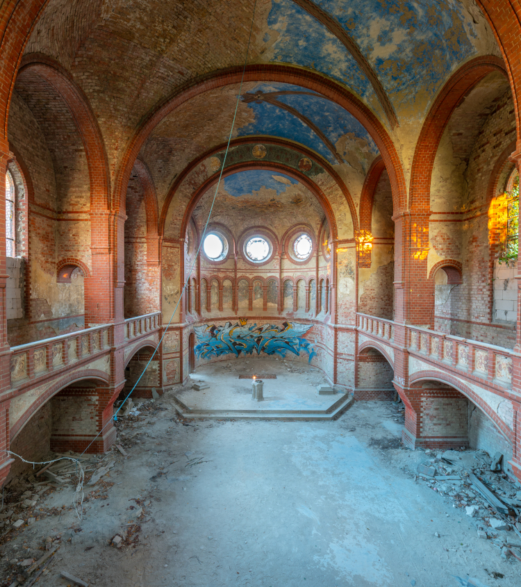 Bernburg-Waldau, Salzlandkreis, sog. Neue Stephanskirche nach jahrzehntelangem Leerstand und Verfall (2018), inzwischen stehen nur noch die Außenwände. (Foto: Frank Brück, Wuppertal)